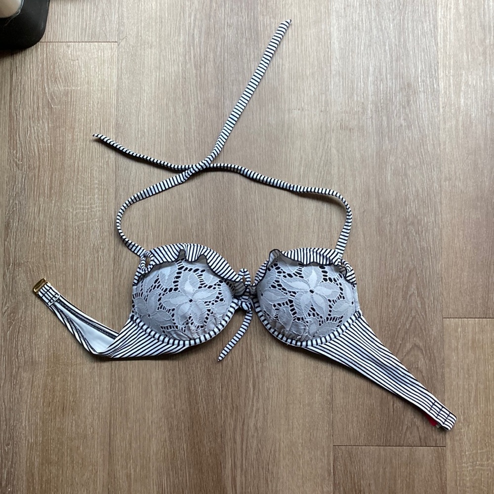 Victoria’s Secret bombshell bikini top